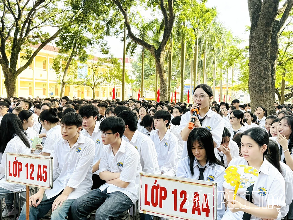 Viện KSND khu vực 9 phối hợp tuyên truyền pháp luật tại Trường THPT Vĩnh Yên