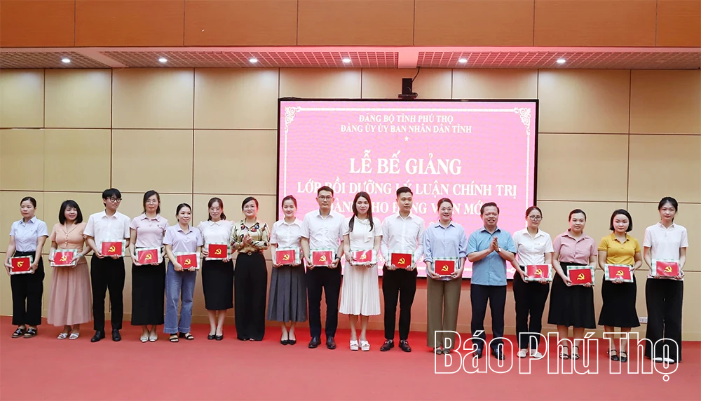 Bế giảng lớp bồi dưỡng lý luận chính trị cho đảng viên mới