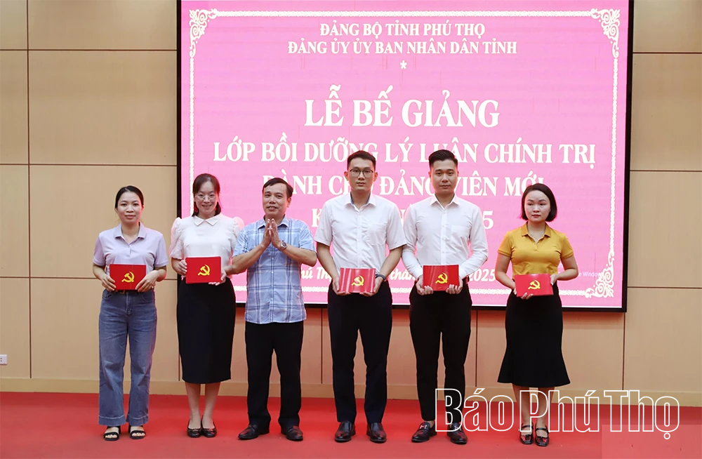 Bế giảng lớp bồi dưỡng lý luận chính trị cho đảng viên mới