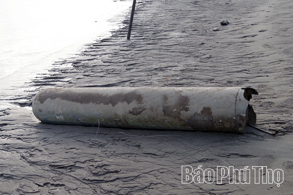 Phát hiện vật thể nghi là bom từ trường tại ven sông Đà