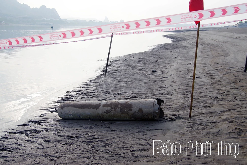 Phát hiện vật thể nghi là bom từ trường tại ven sông Đà