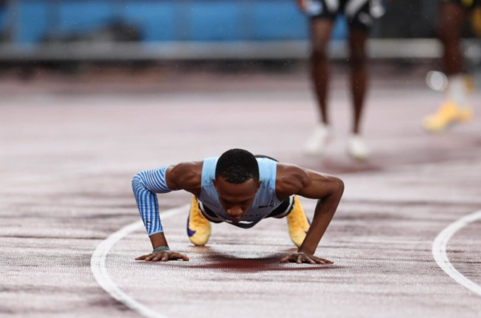 VĐV Botswana chống đẩy mừng vô địch thế giới