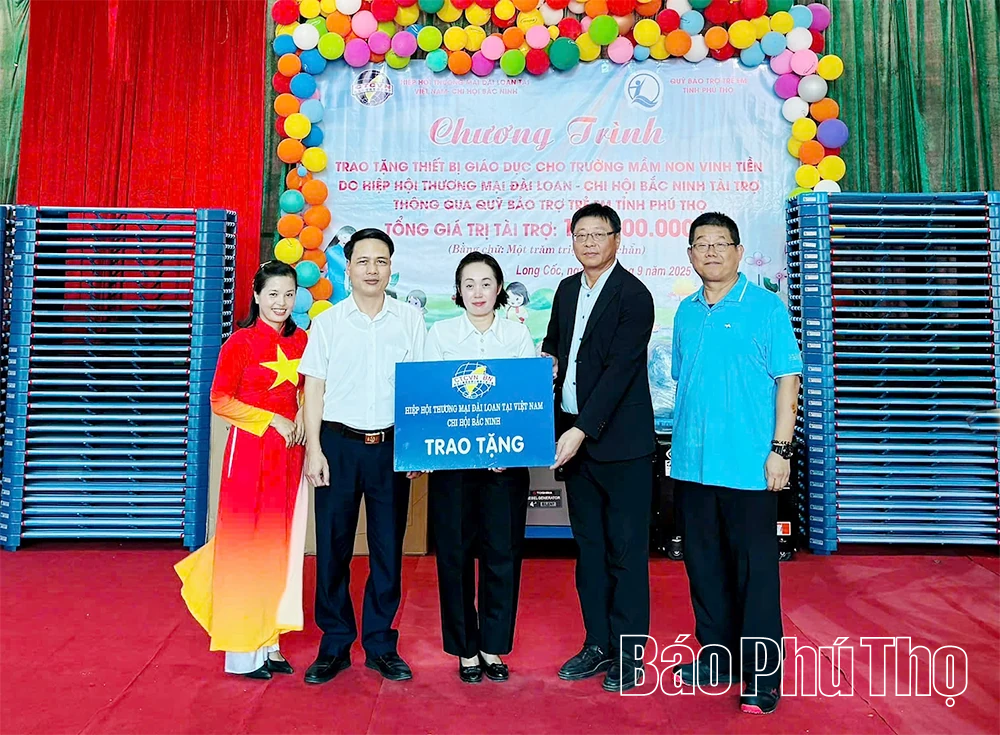 Trao tặng trang thiết bị cho Trường Mầm non Vinh Tiền