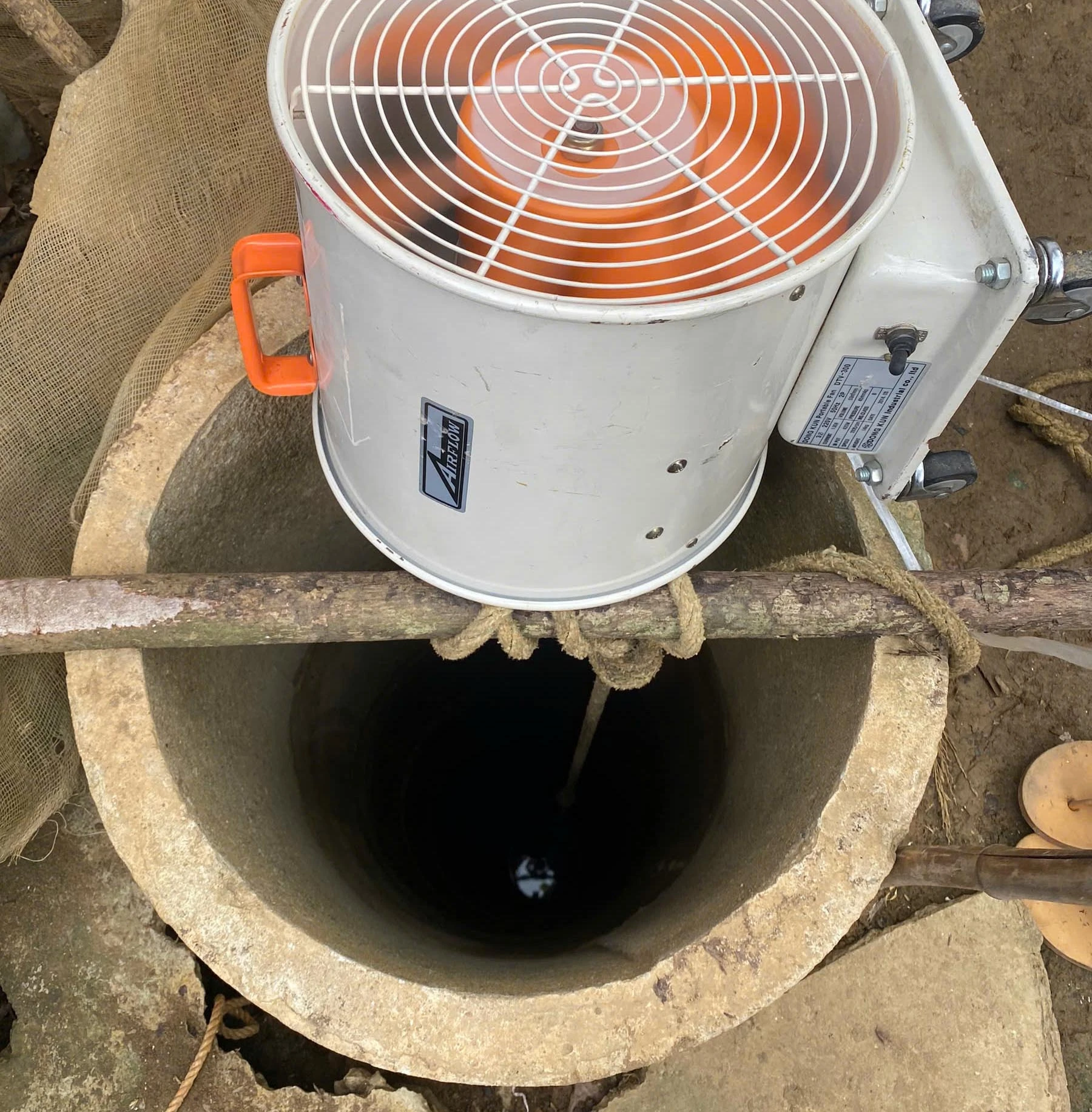 Cảnh sát đưa nạn nhân bị ngã xuống giếng hẹp lên