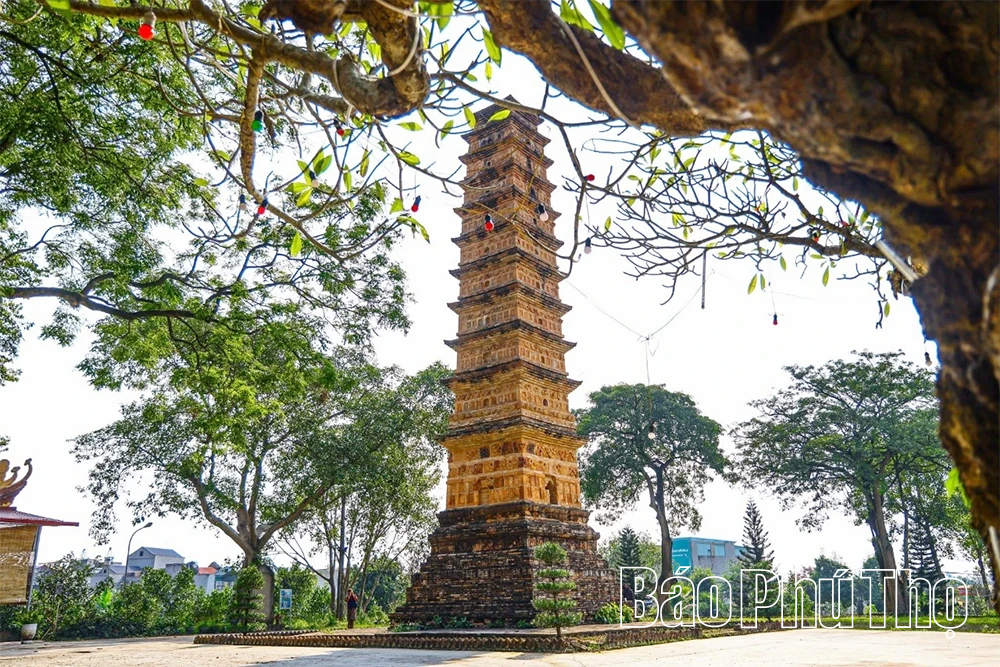 Uy nghi tháp cổ bên dòng Lô Giang