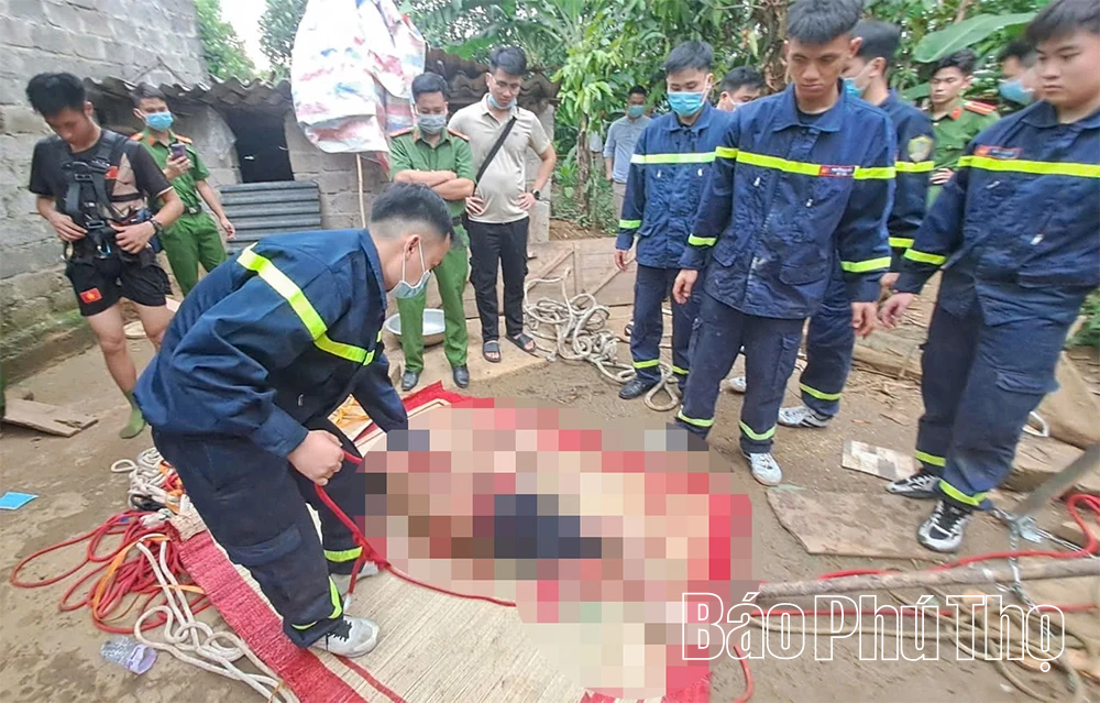 Cảnh sát đưa nạn nhân bị ngã xuống giếng hẹp lên
