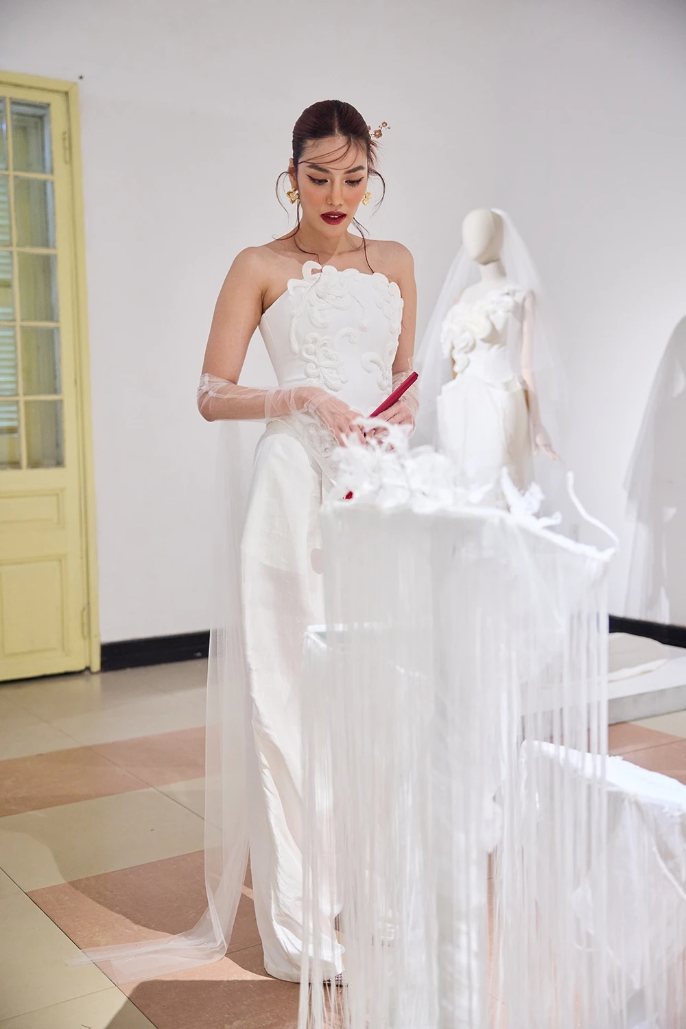 Vẻ đẹp vượt thời gian của thêu cung đình Huế trong thời trang đương đại