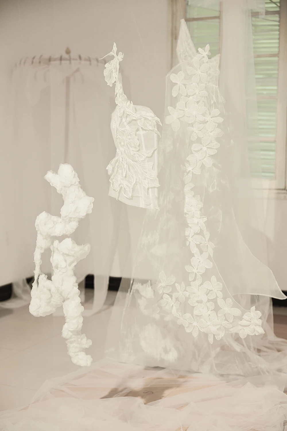 Vẻ đẹp vượt thời gian của thêu cung đình Huế trong thời trang đương đại