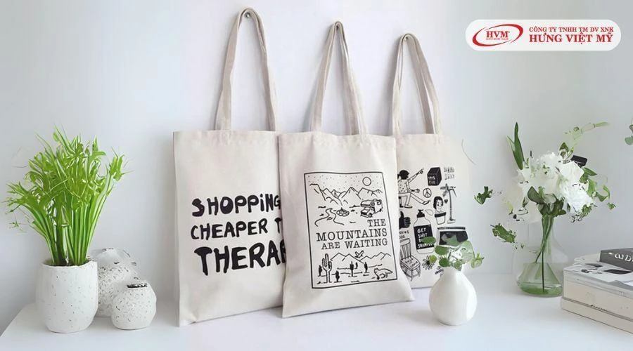 In túi canvas để làm quà tặng đang ngày càng trở thành xu hướng được nhiều doanh nghiệp lựa chọn. Nhờ vào khả năng in ấn đa dạng và thân thiện với môi trường nên sản phẩm này rất thích hợp cho nhiều doanh nghiệp đang hướng tới lối sống xanh. Ngày nay, nhu cầu in túi canvas số lượng ít hay in túi canvas giá sỉ đều được các đơn vị cung cấp linh hoạt đáp ứng giúp doanh nghiệp dễ dàng lựa chọn theo mục đích sử dụng.