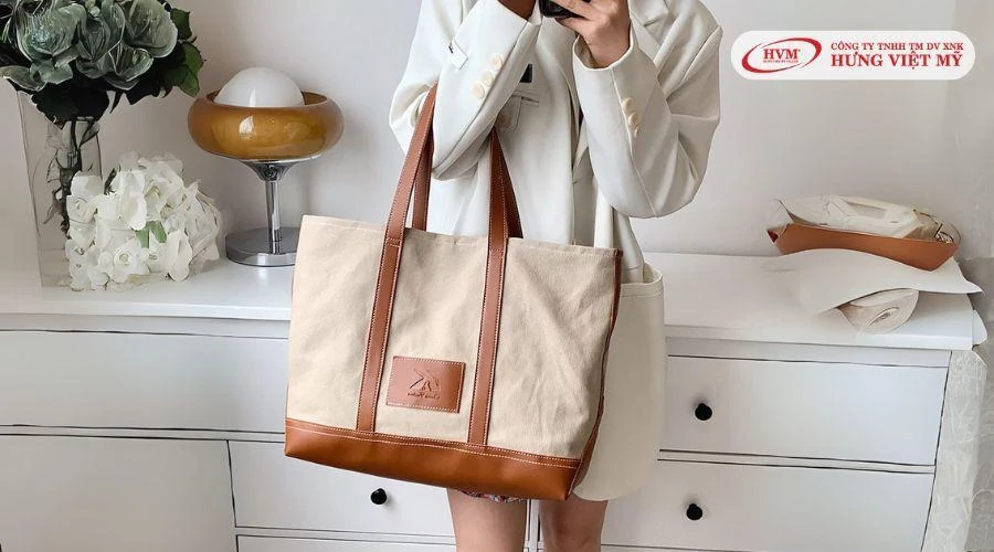 In túi canvas để làm quà tặng đang ngày càng trở thành xu hướng được nhiều doanh nghiệp lựa chọn. Nhờ vào khả năng in ấn đa dạng và thân thiện với môi trường nên sản phẩm này rất thích hợp cho nhiều doanh nghiệp đang hướng tới lối sống xanh. Ngày nay, nhu cầu in túi canvas số lượng ít hay in túi canvas giá sỉ đều được các đơn vị cung cấp linh hoạt đáp ứng giúp doanh nghiệp dễ dàng lựa chọn theo mục đích sử dụng.