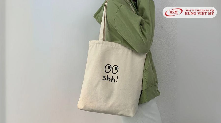 In túi canvas để làm quà tặng đang ngày càng trở thành xu hướng được nhiều doanh nghiệp lựa chọn. Nhờ vào khả năng in ấn đa dạng và thân thiện với môi trường nên sản phẩm này rất thích hợp cho nhiều doanh nghiệp đang hướng tới lối sống xanh. Ngày nay, nhu cầu in túi canvas số lượng ít hay in túi canvas giá sỉ đều được các đơn vị cung cấp linh hoạt đáp ứng giúp doanh nghiệp dễ dàng lựa chọn theo mục đích sử dụng.