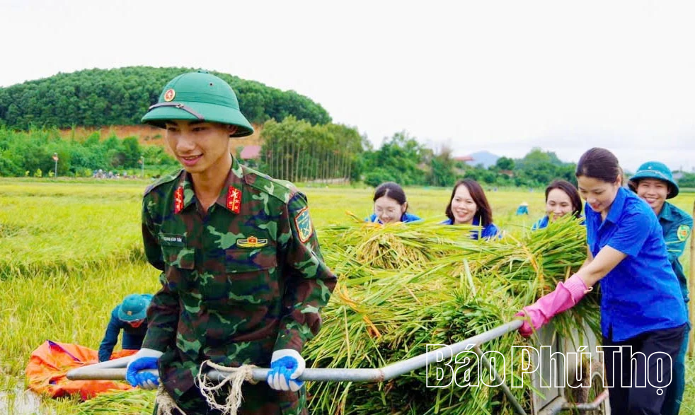 Áo xanh giúp dân trong bão