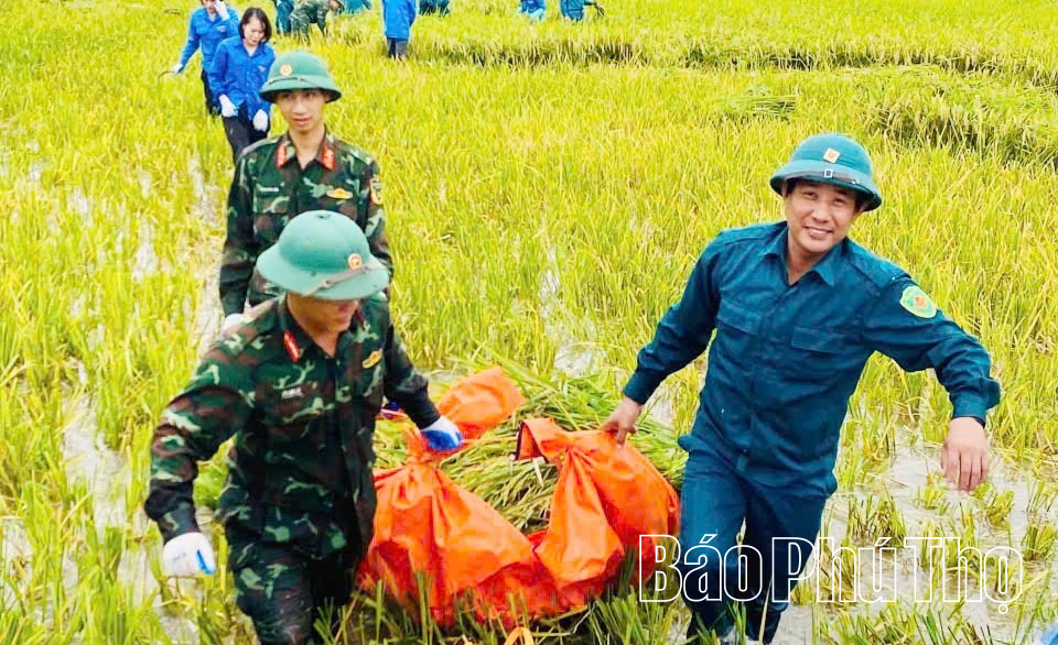 Áo xanh giúp dân trong bão