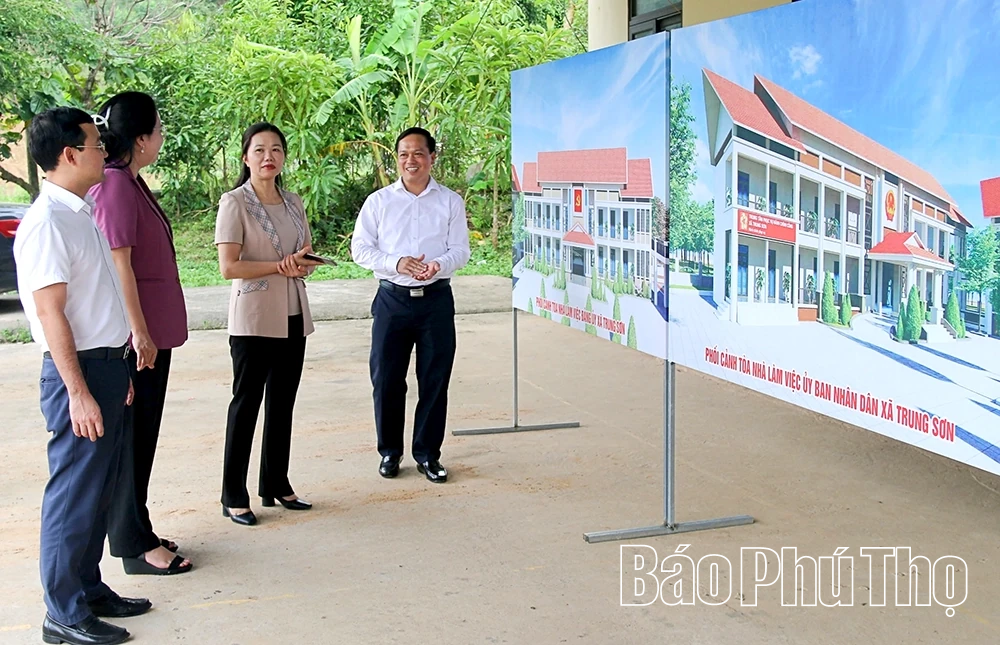 Thăm hỏi, tặng quà Tết Trung thu cho trẻ em có hoàn cảnh khó khăn xã Trung Sơn