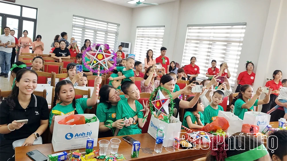 Vui Tết Trung thu và trao học bổng Siêu nhân năm học 2024-2025 cho trẻ em mắc chứng bại não