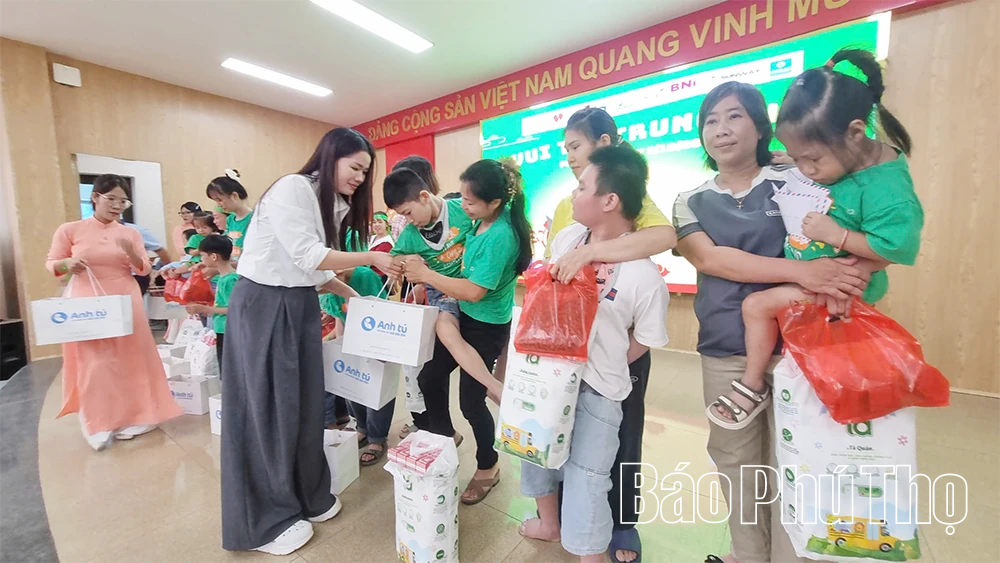 Vui Tết Trung thu và trao học bổng Siêu nhân năm học 2024-2025 cho trẻ em mắc chứng bại não