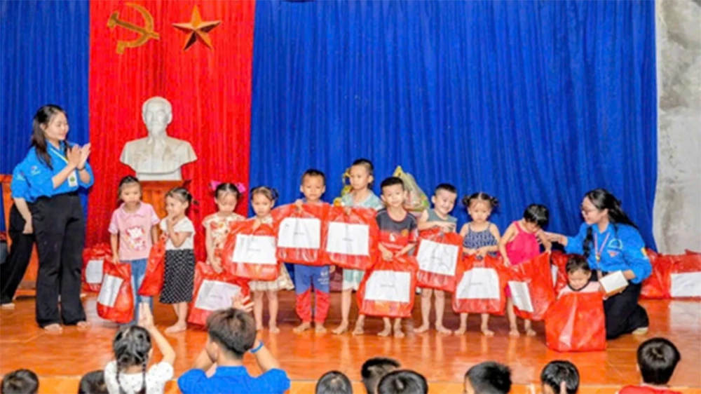 Mang Trung thu ấm áp đến Mường Vang