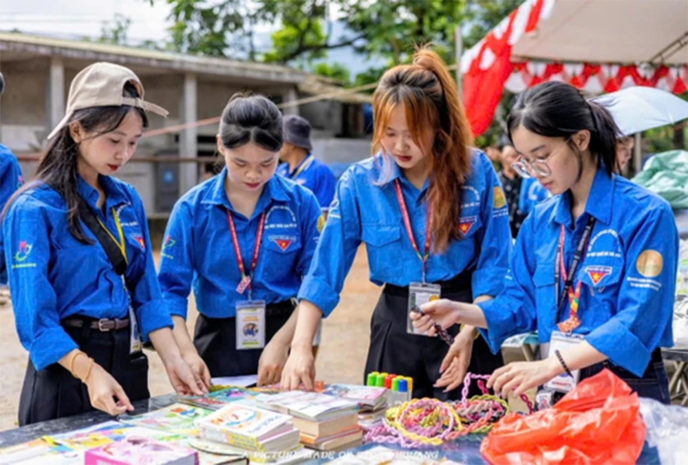 Mang Trung thu ấm áp đến Mường Vang