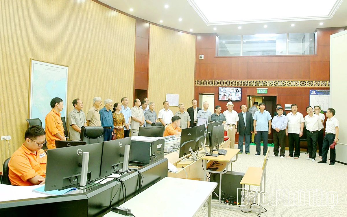 Các đồng chí nguyên Thường trực Tỉnh ủy tham quan một số dự án trọng điểm trên địa bàn tỉnh