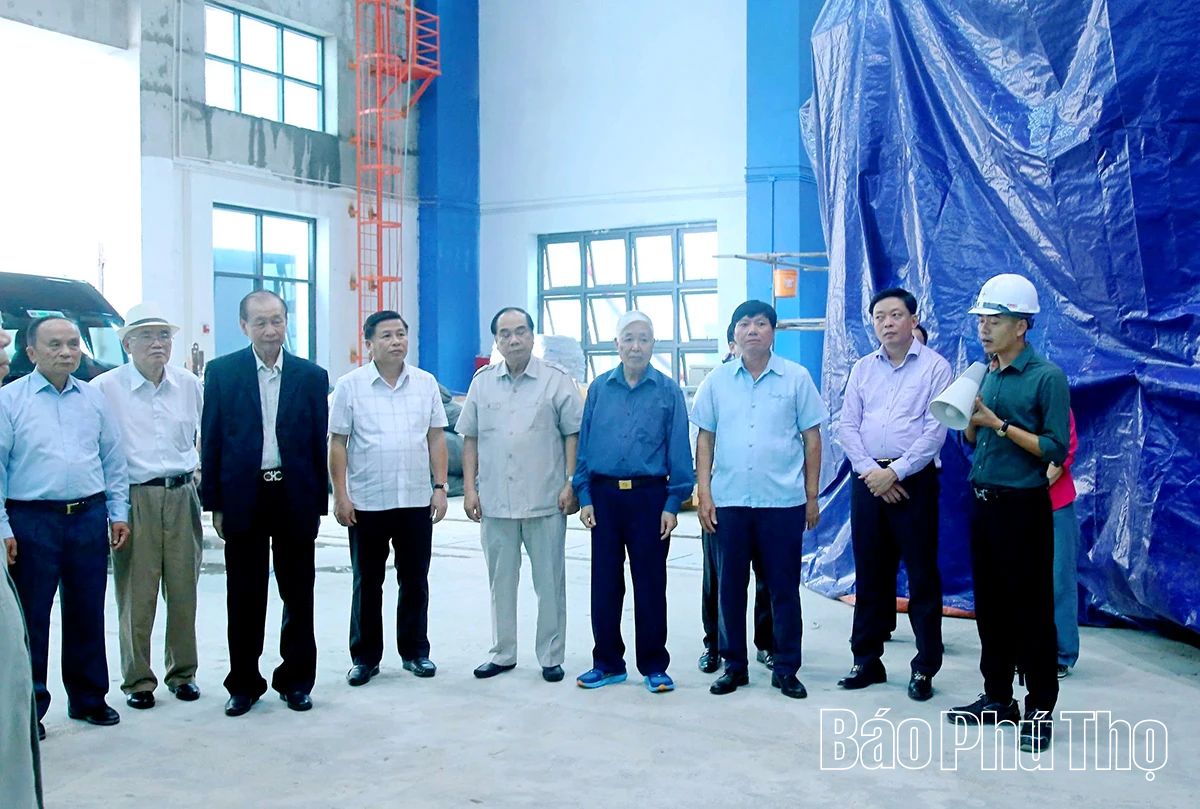 Các đồng chí nguyên Thường trực Tỉnh ủy tham quan một số dự án trọng điểm trên địa bàn tỉnh