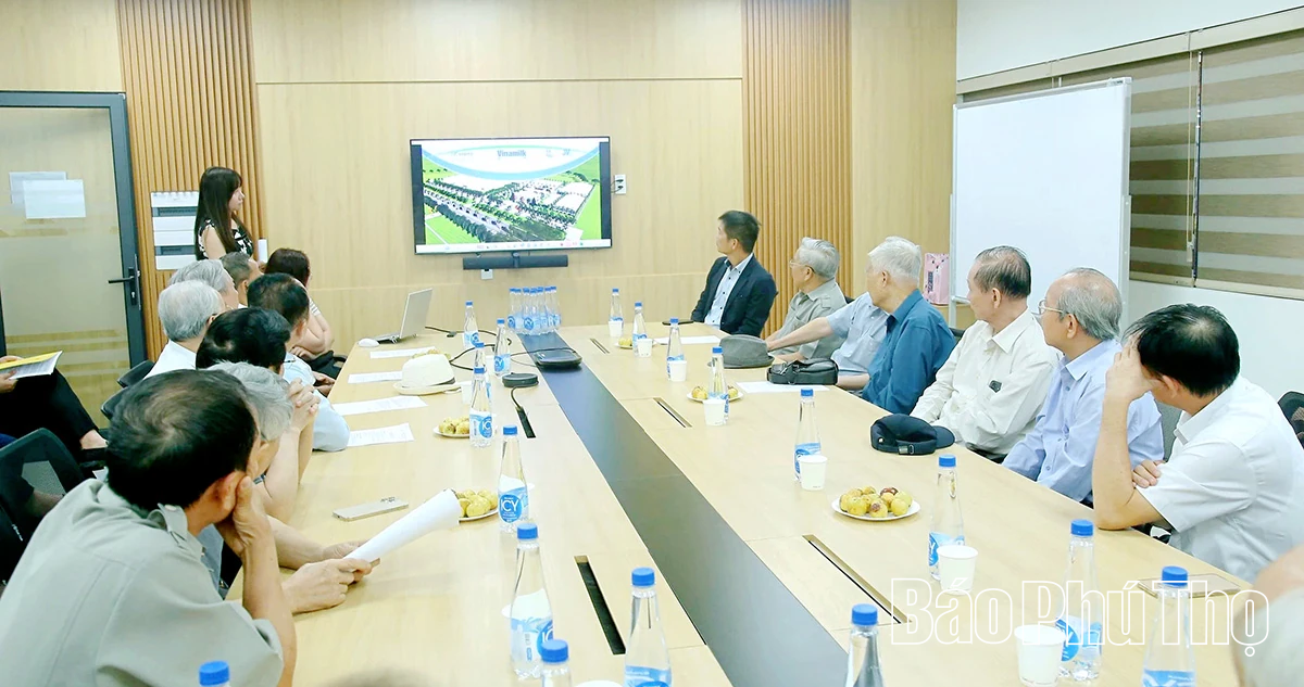 Các đồng chí nguyên Thường trực Tỉnh ủy tham quan một số dự án trọng điểm trên địa bàn tỉnh