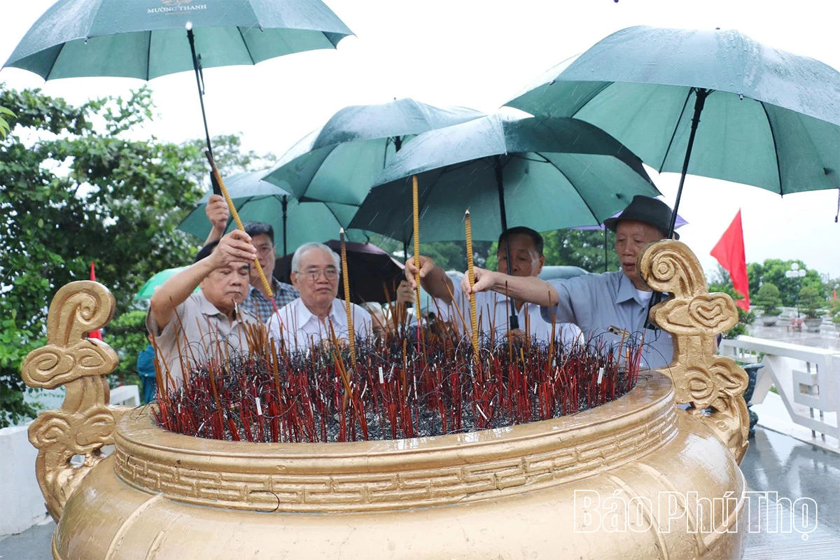 Các đồng chí nguyên Thường trực Tỉnh ủy tham quan một số dự án trọng điểm trên địa bàn tỉnh