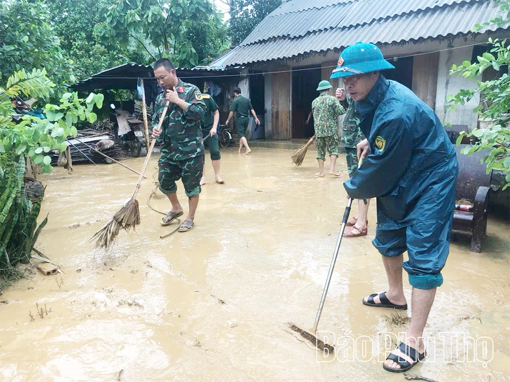 Ban Chỉ huy phòng thủ khu vực 2 - Thống Nhất huy động hàng chục CBCS giúp dân khắc phục hậu quả cơn bão số 10