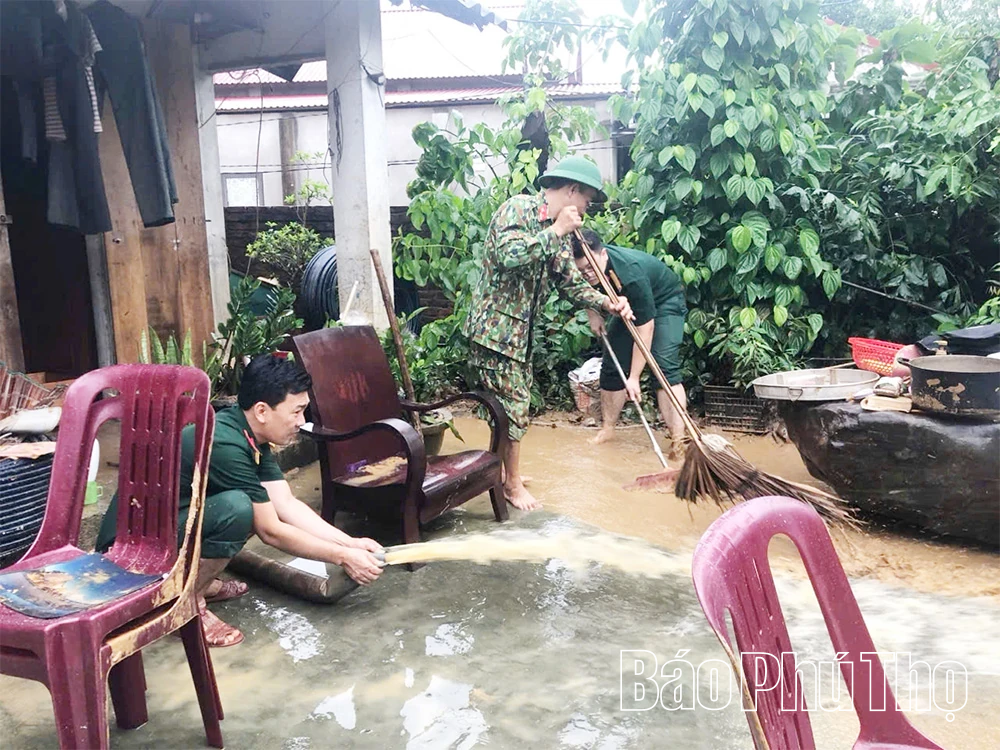 Ban Chỉ huy phòng thủ khu vực 2 - Thống Nhất huy động hàng chục CBCS giúp dân khắc phục hậu quả cơn bão số 10