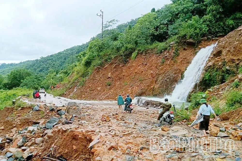 Khẩn trương hỗ trợ Nhân dân khắc phục hậu quả bão số 10