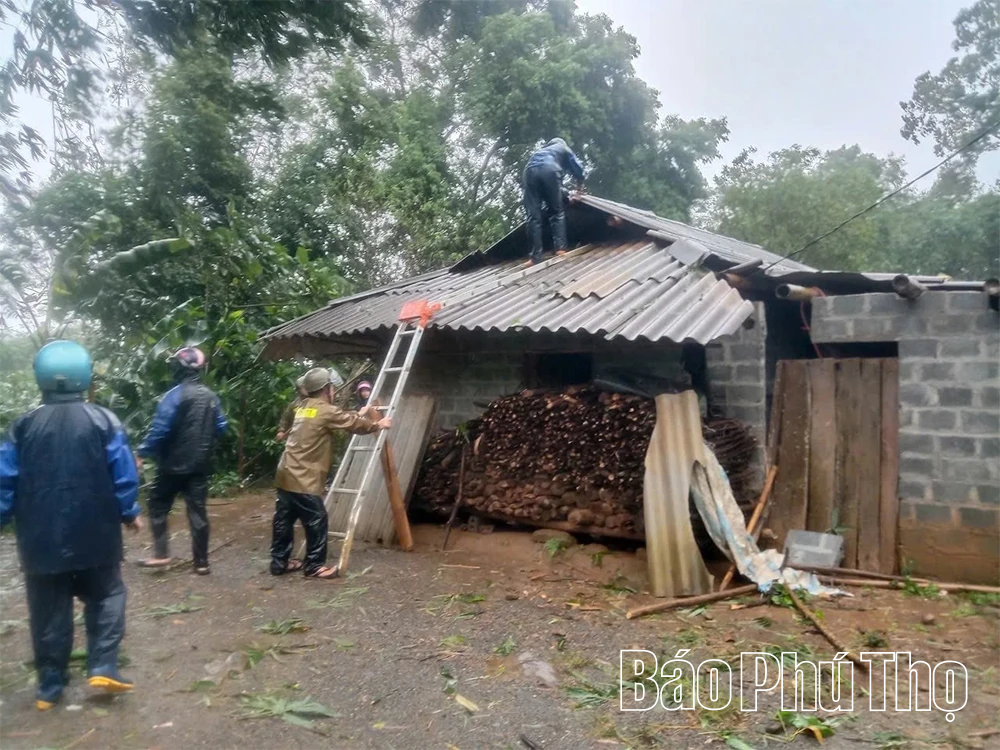 Khẩn trương hỗ trợ Nhân dân khắc phục hậu quả bão số 10