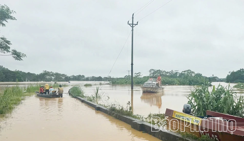 Gần 800 hộ dân được lực lượng Công an hỗ trợ di dời đến nơi an toàn