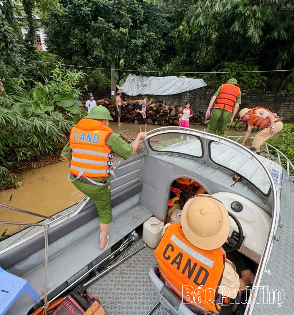 Gần 800 hộ dân được lực lượng Công an hỗ trợ di dời đến nơi an toàn