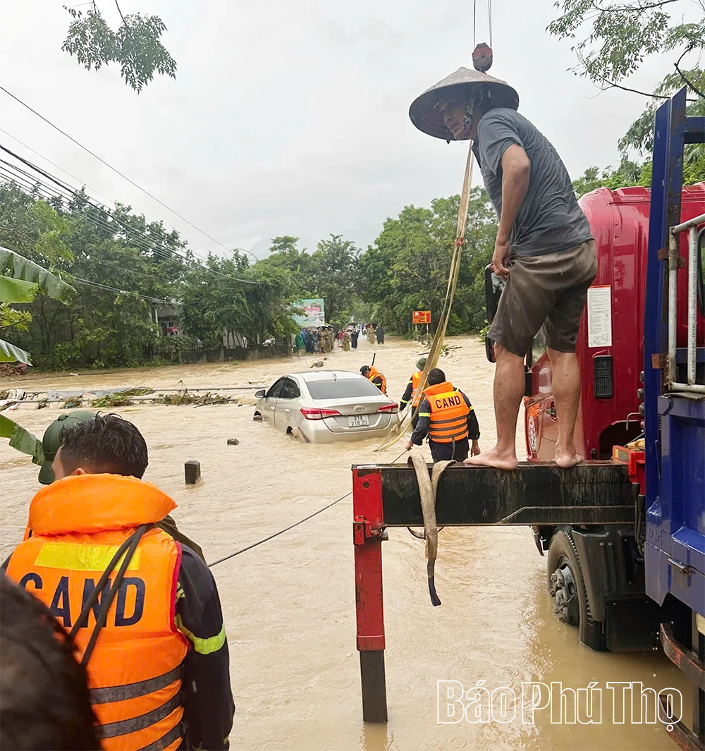 Gần 800 hộ dân được lực lượng Công an hỗ trợ di dời đến nơi an toàn
