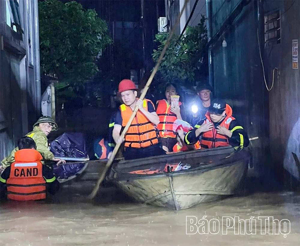 Gần 800 hộ dân được lực lượng Công an hỗ trợ di dời đến nơi an toàn