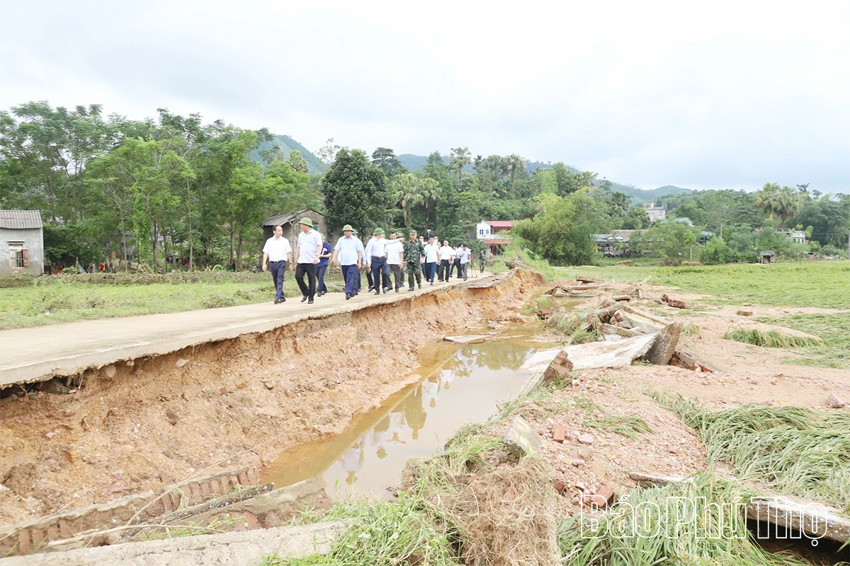 Chủ tịch UBND tỉnh Trần Duy Đông kiểm tra, chỉ đạo khắc phục hậu quả hoàn lưu bão số 10