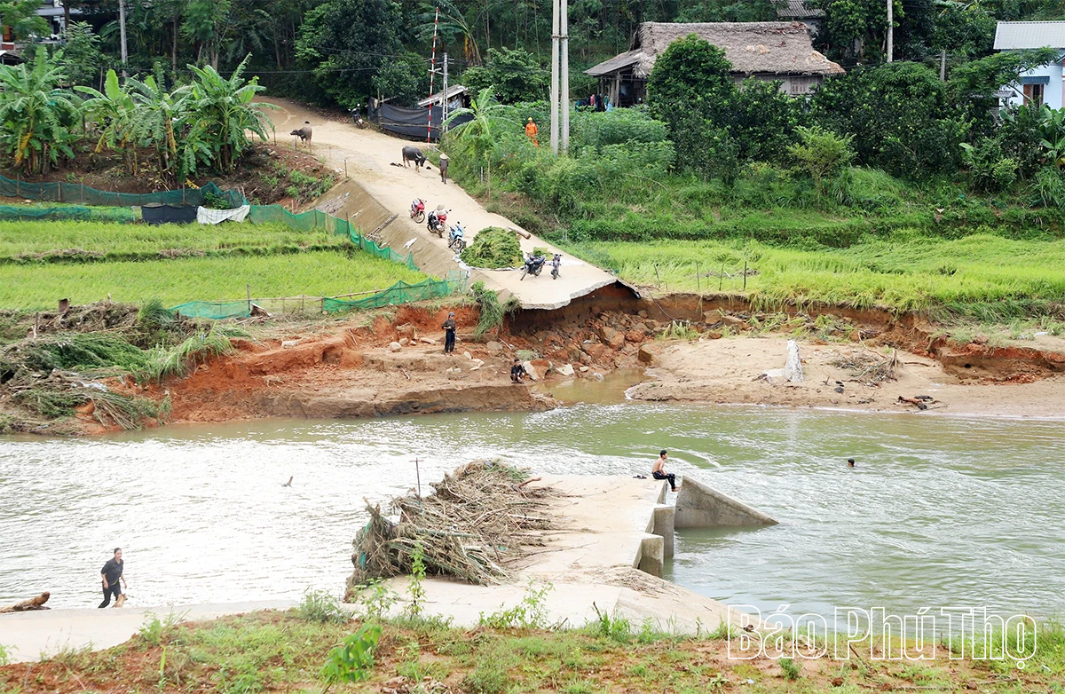 Chủ tịch UBND tỉnh Trần Duy Đông kiểm tra, chỉ đạo khắc phục hậu quả hoàn lưu bão số 10