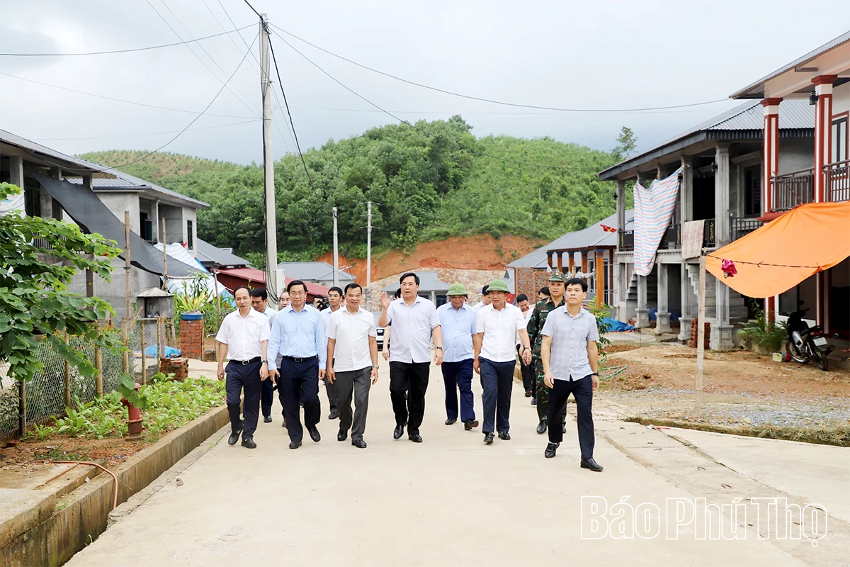 Chủ tịch UBND tỉnh Trần Duy Đông kiểm tra, chỉ đạo khắc phục hậu quả hoàn lưu bão số 10