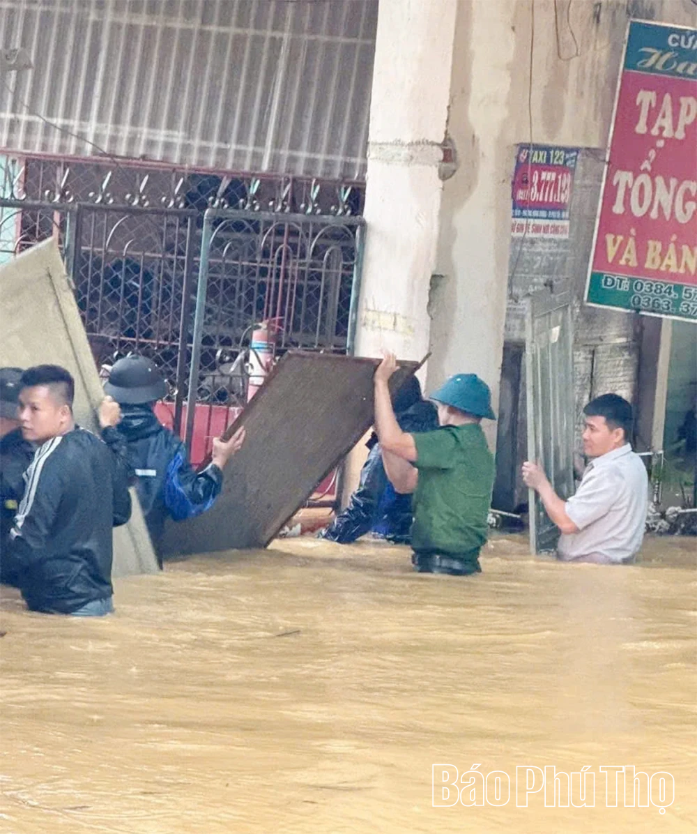 Công an phường Xuân Hòa bám địa bàn giúp dân chống ngập