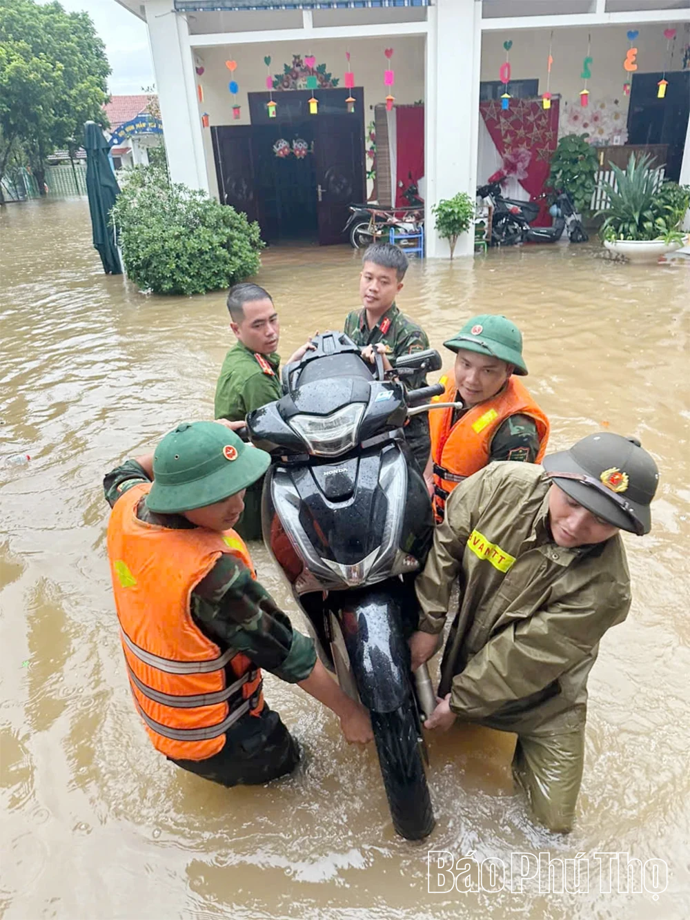 Công an phường Xuân Hòa bám địa bàn giúp dân chống ngập