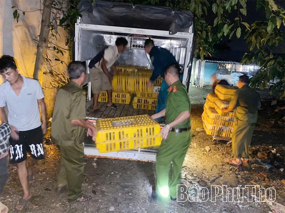 Công an phường Xuân Hòa bám địa bàn giúp dân chống ngập