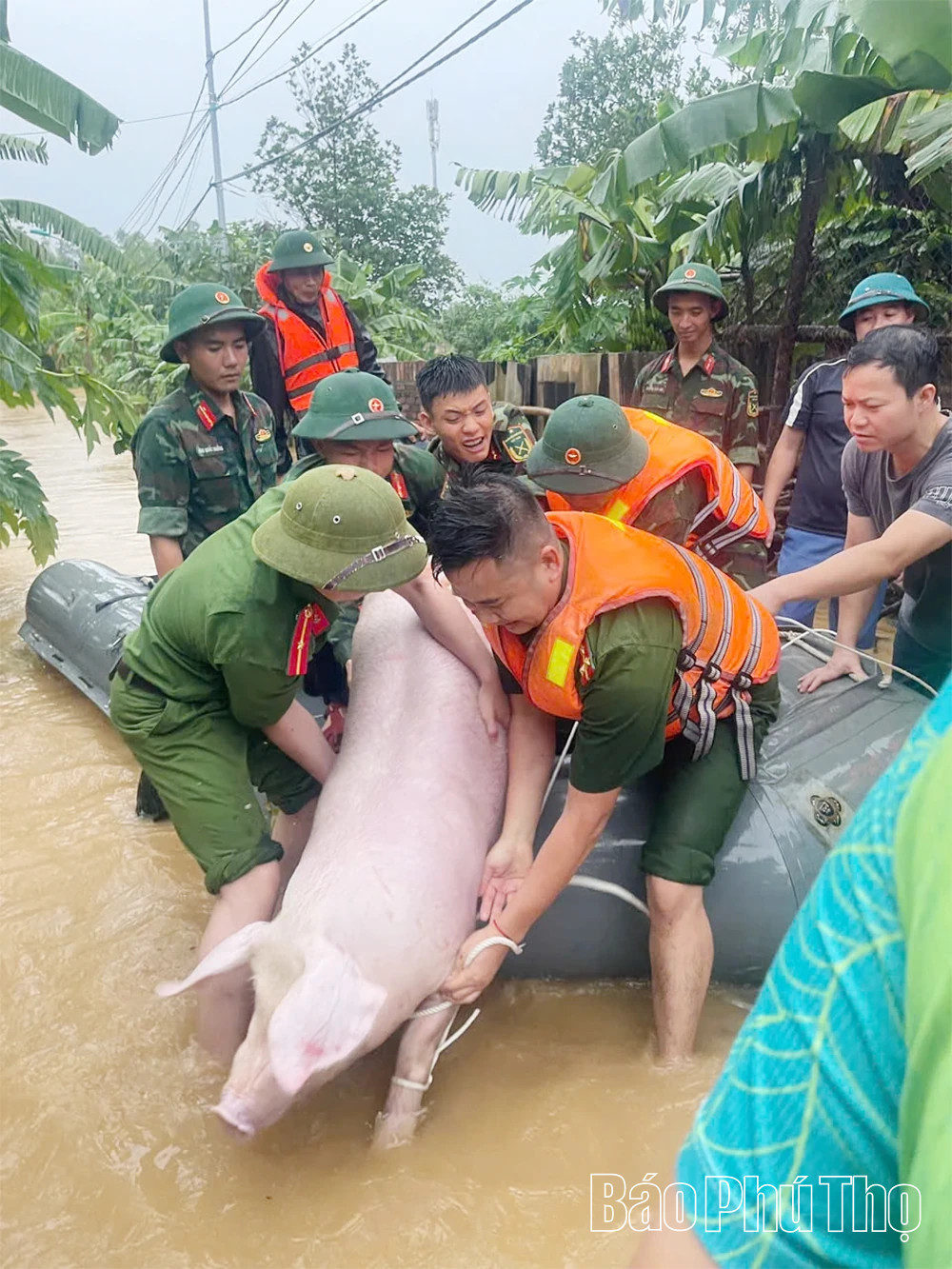 Công an phường Xuân Hòa bám địa bàn giúp dân chống ngập