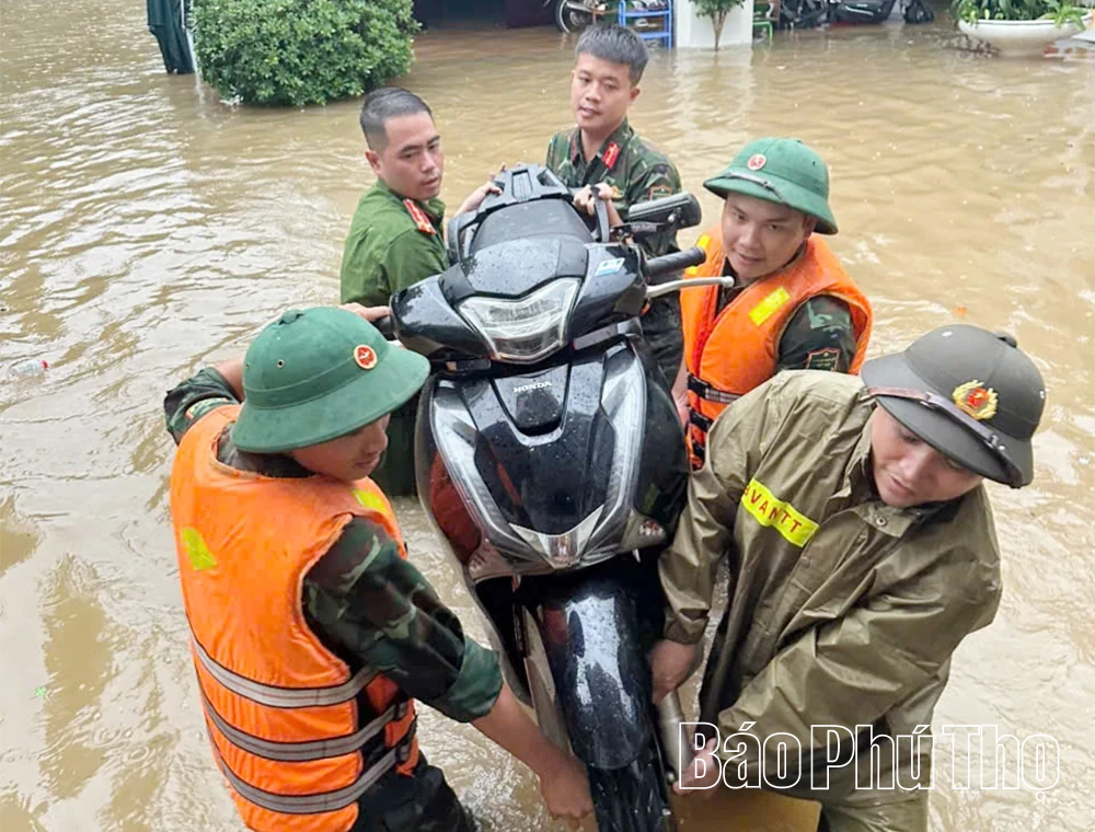 Công an phường Xuân Hòa bám địa bàn giúp dân chống ngập