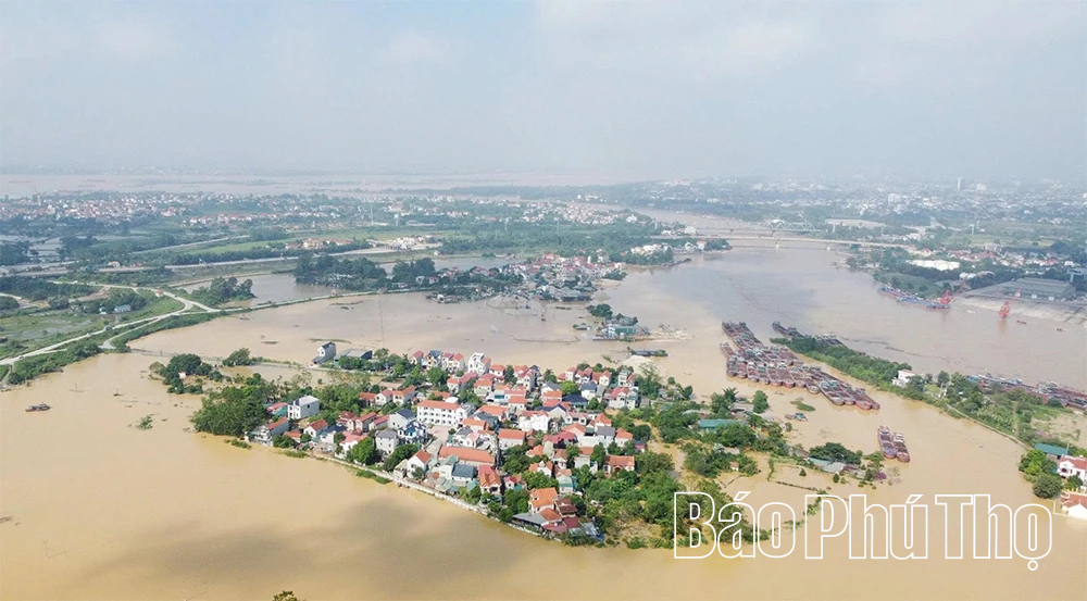 Đường tỉnh 305C và nhiều khu dân cư xã Sơn Đông vẫn ngập trong nước