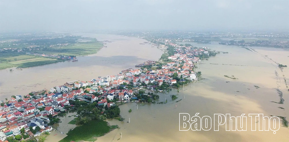 Đường tỉnh 305C và nhiều khu dân cư xã Sơn Đông vẫn ngập trong nước