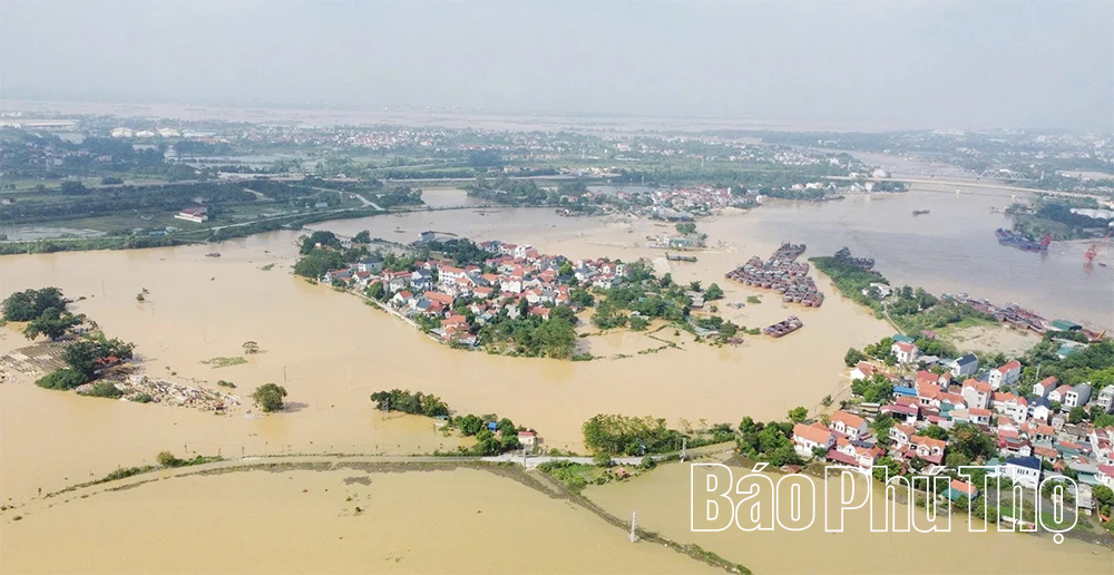 Đường tỉnh 305C và nhiều khu dân cư xã Sơn Đông vẫn ngập trong nước