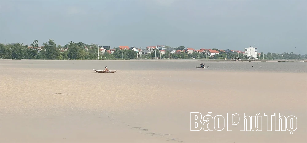 Đường tỉnh 305C và nhiều khu dân cư xã Sơn Đông vẫn ngập trong nước