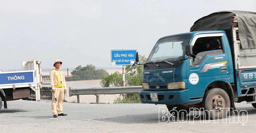 Đường tỉnh 305C và nhiều khu dân cư xã Sơn Đông vẫn ngập trong nước