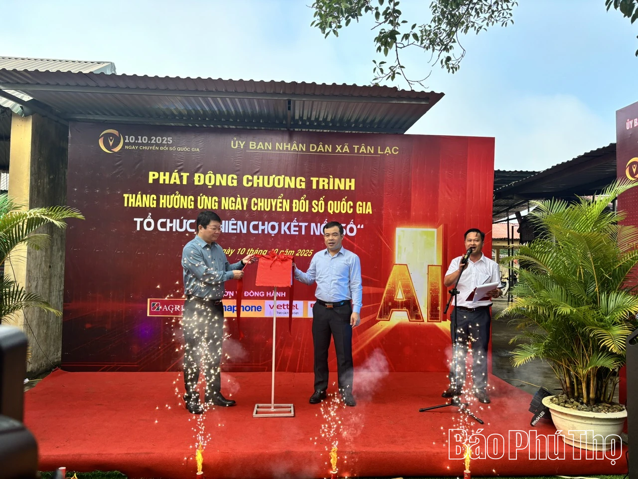 Phiên chợ kết nối số xã Tân Lạc