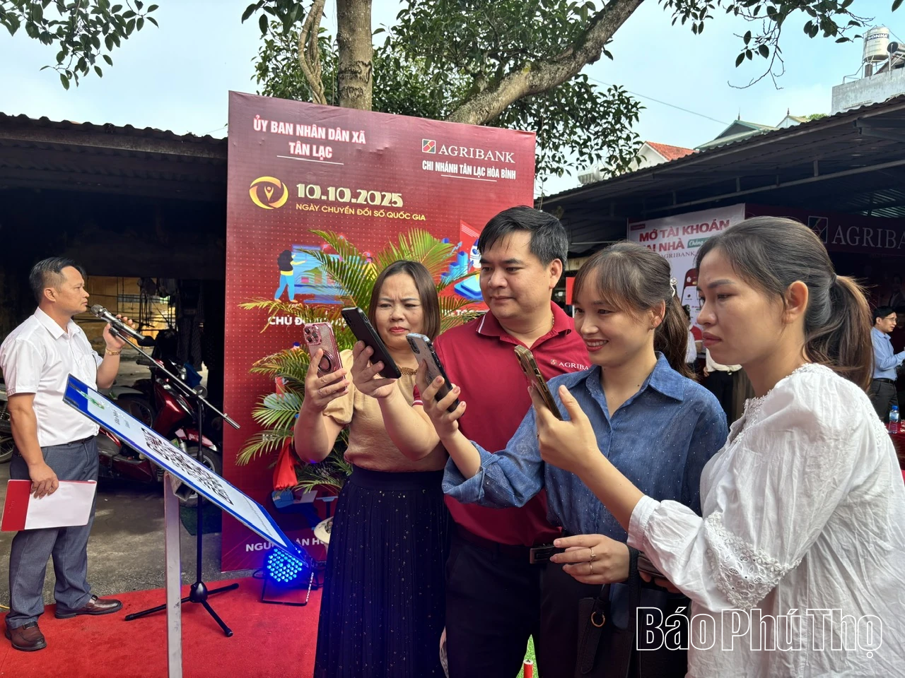 Phiên chợ kết nối số xã Tân Lạc