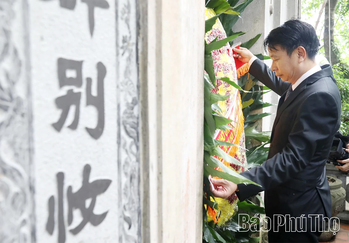 Đoàn đại biểu dự Đại hội Thi đua yêu nước dâng hương tưởng niệm các Vua Hùng